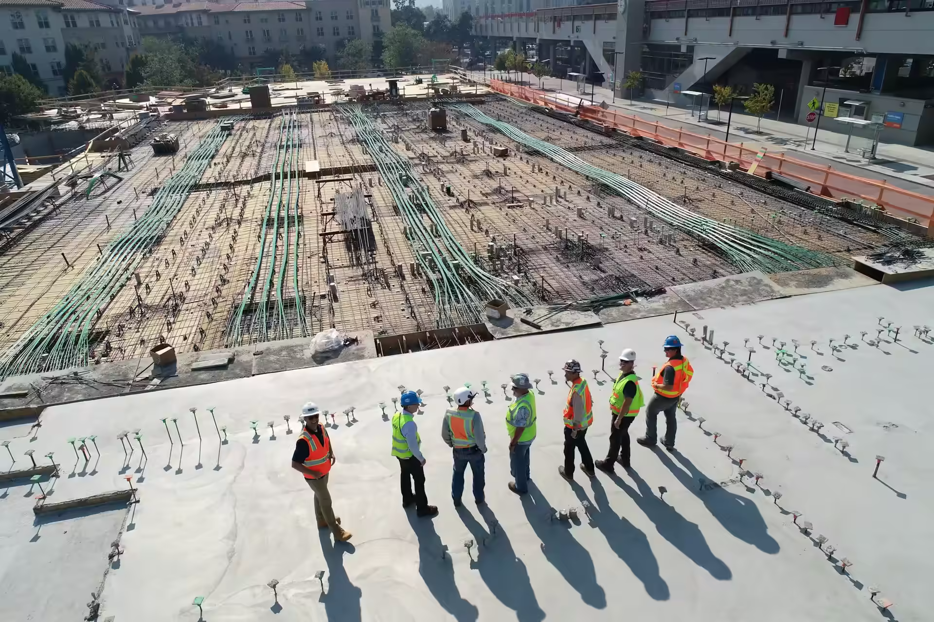 Ouvriers du bâtiment orchestrant un projet