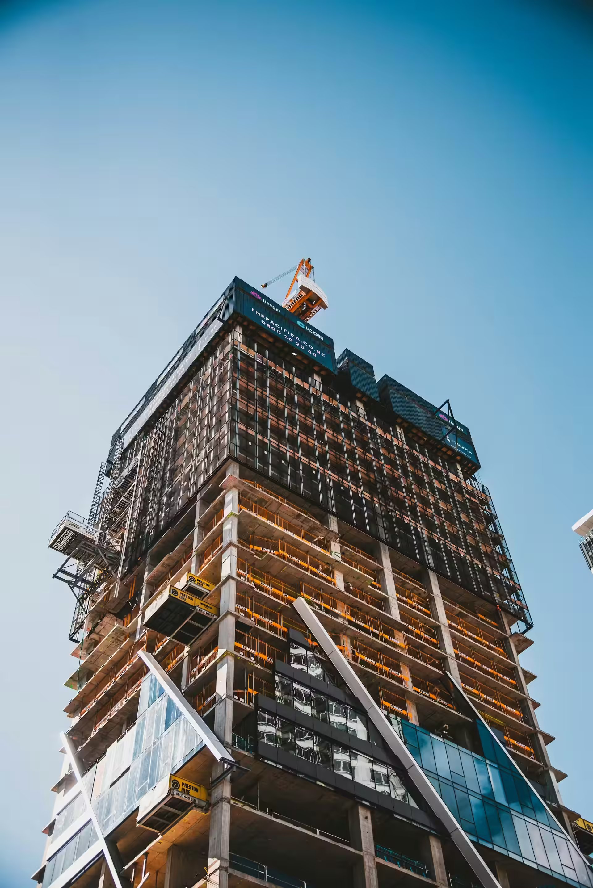 Bâtiment marron et gris en construction